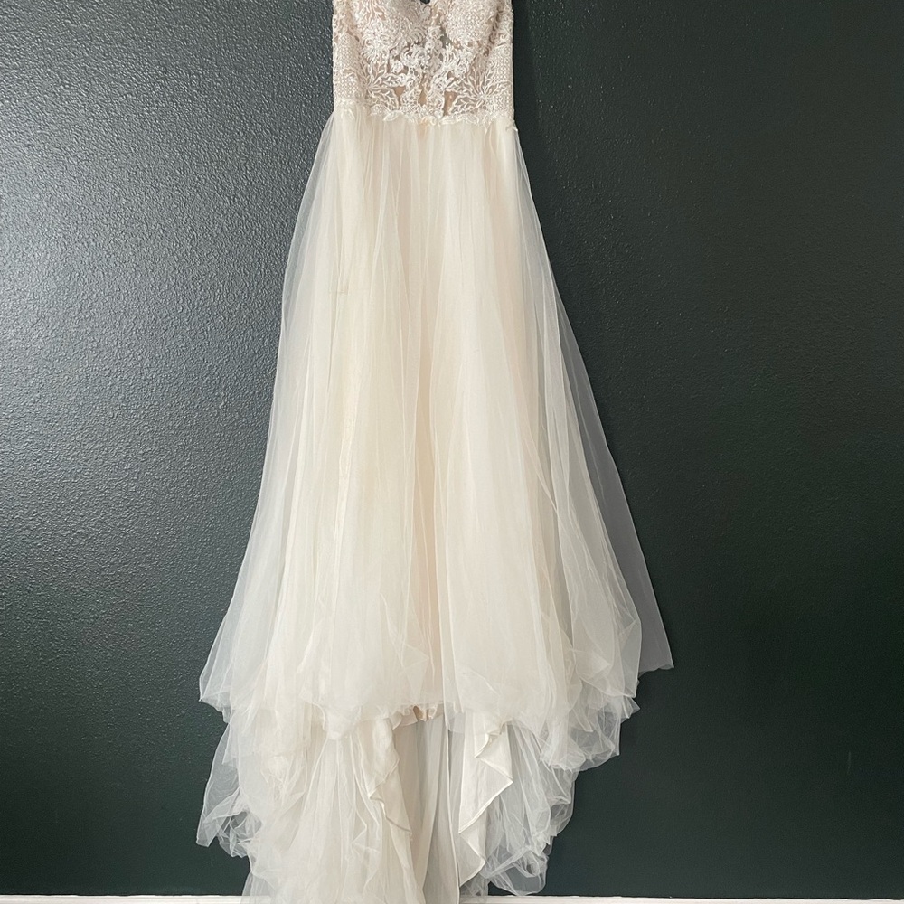 Elegant Cream Lace and Tulle Gown